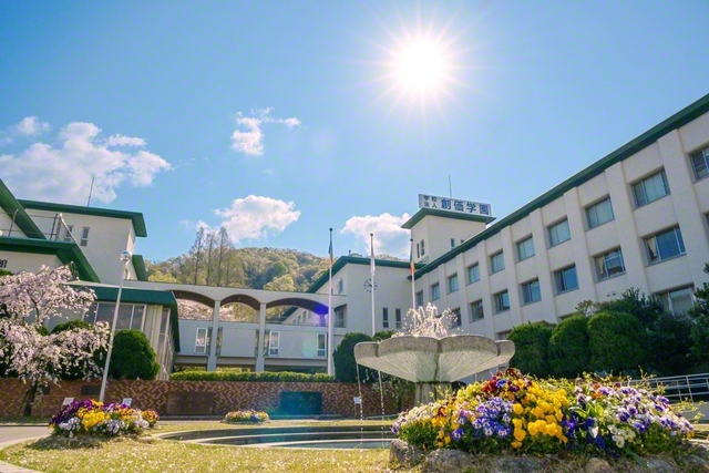 〽君よ正義を　学びゆけ――新入生は“希望の春”を迎えた関西創価学園のキャンパスを舞台に、最高の仲間と学びの日々を送る