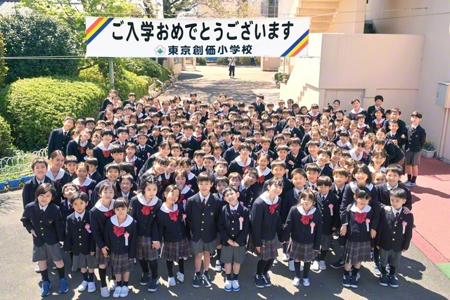「お兄さん、お姉さんありがとう！」――東京小の新入生（51期）が、「きょうだい学年」の5年生と共に記念のカメラに