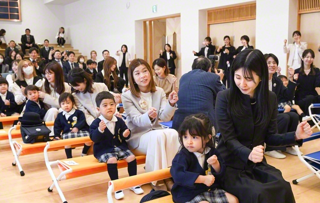 今月、開園50周年となる札幌創価幼稚園の第51回入園式。新入園児たちが元気に集った（同園の王子王女ホールで）