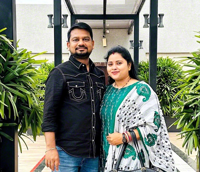 信心の同志でもある、夫のアナンタさん㊧と