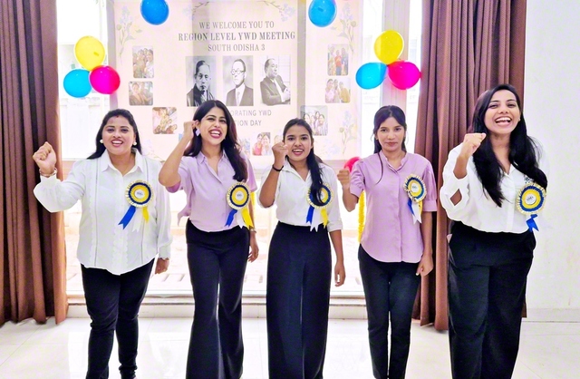 女子部の仲間たちと。セティさん（左端）は女子部本部長を務める