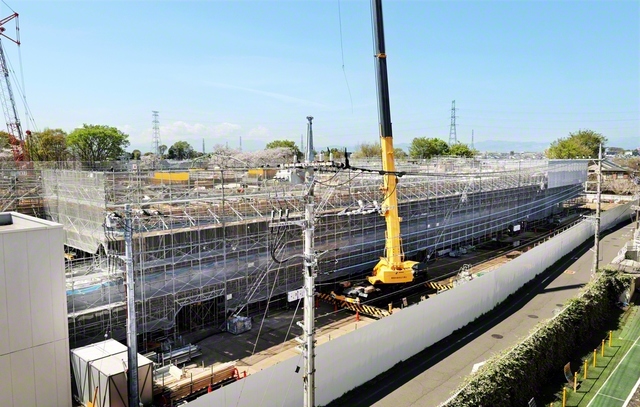 建設中の東京創価小学校の新校舎。2階建てで、学校全体が“ライブラリー空間”となる。教室と教室とをつなぐ学年ミーティングスペースも設置される