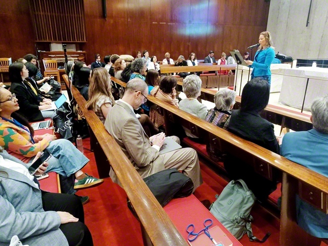 SGIが主催した「国連女性の地位委員会」の並行行事。SGI国連事務所のクック氏が進行を務めた（3月11日、ニューヨークで）