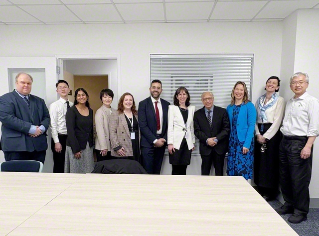 SGI国連事務所を訪れた元国連事務次長のチョウドリ博士（右から4人目）を歓迎（3月11日）