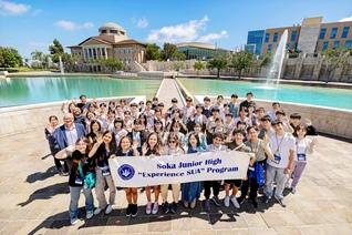 アメリカ創価大学での研修。参加者がブラジル創価学園の生徒らと（昨年7月）