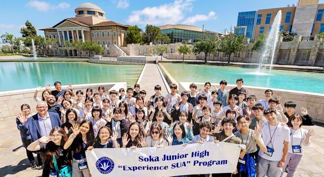 アメリカ創価大学での研修。参加者がブラジル創価学園の生徒らと（昨年7月）