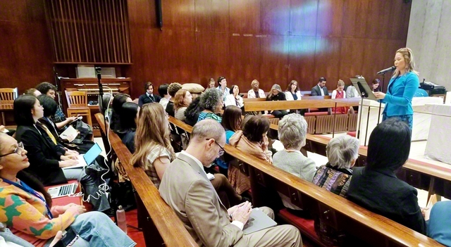 SGIが主催した「国連女性の地位委員会」の並行行事。SGI国連事務所のクック氏が進行を務めた（3月11日、ニューヨークで）