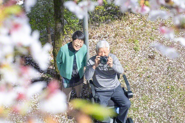 シャッターチャンスをうかがう永田さん㊨と妻・朝子さん