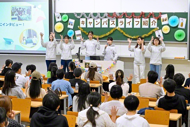 創大のオープンキャンパスで実施された「キャンパスライフ紹介」。在学生がクラブ活動の様子や、寮生活の模様を魅力的に伝えた（昨年5月）