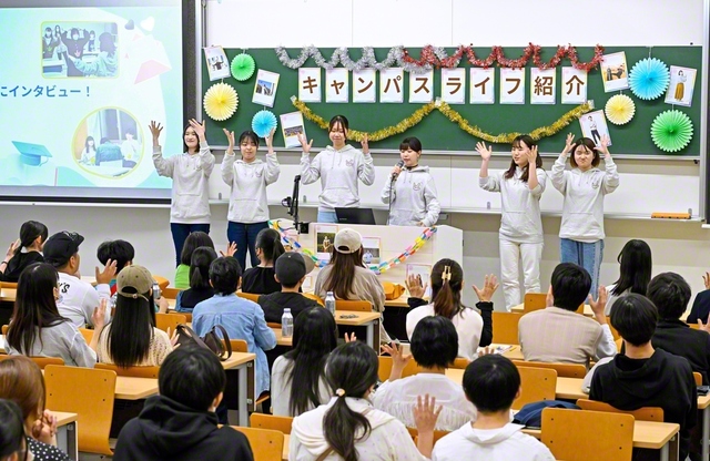 創大のオープンキャンパスで実施された「キャンパスライフ紹介」。在学生がクラブ活動の様子や、寮生活の模様を魅力的に伝えた（昨年5月）