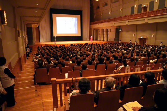 涙あり、笑いありで、白熱する「句会ライブ」（夏井＆カンパニー提供）