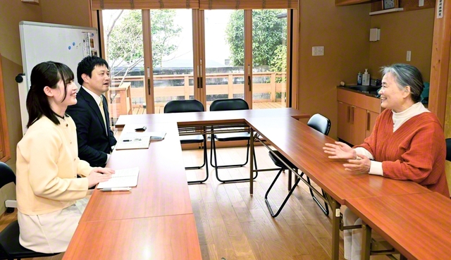 「私は、たぐいまれな師匠を持ったと思います」と語る夏井さん㊨