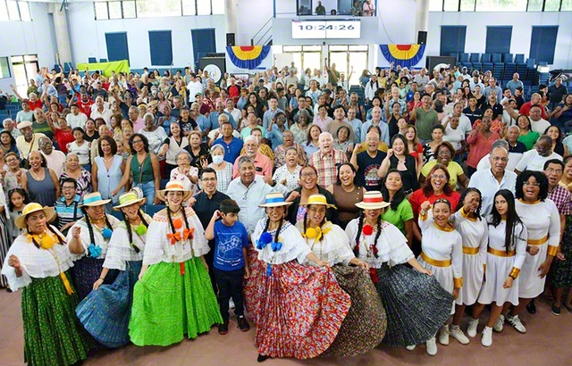 記念会合に集った友が笑顔で記念撮影（パナマ文化会館で）