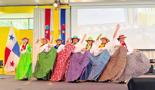 代表のメンバーが伝統舞踊を披露した（同）