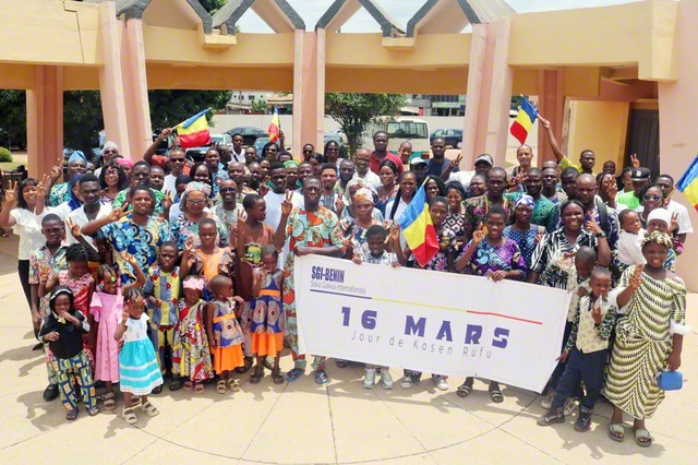 総会に集ったベナンの同志が笑顔で（3月15日、コトヌーで）