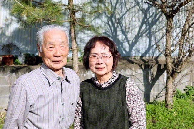 川本直子さん㊨と夫の敏治さんが仲良く。直子さんは「さまざまな活動ができ、家族の支えに感謝です」と