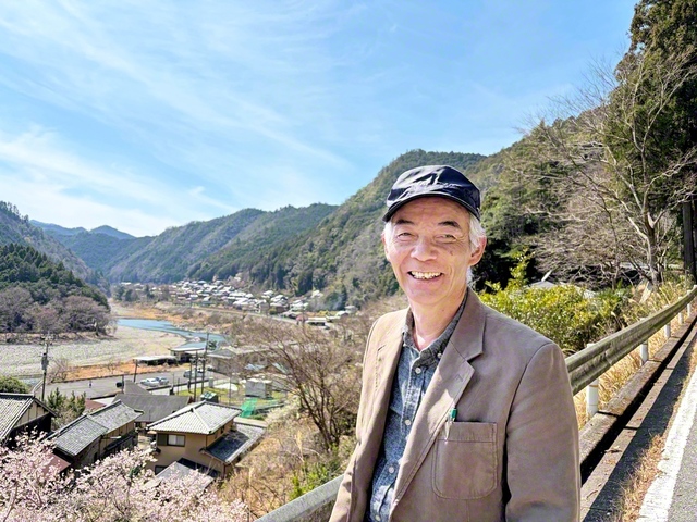 訪問した国栖の里で笑顔を見せる井上さん