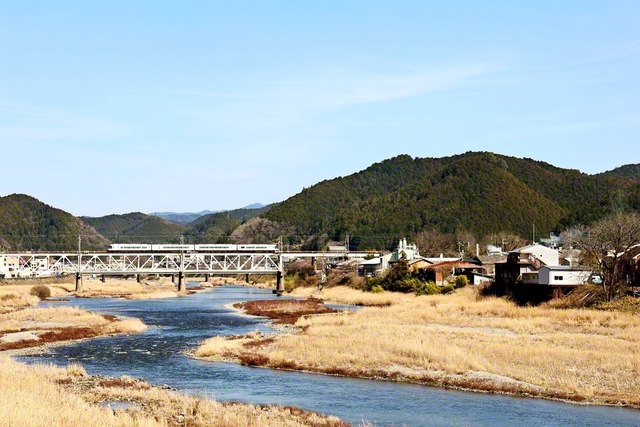 吉野川に架かる鉄橋を電車が走る。鉄橋は約100年前、鉄道が吉野駅まで延伸する際につくられた