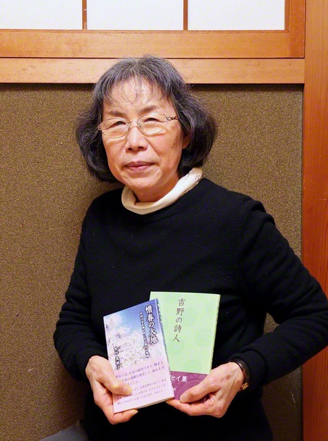 宮川さんが自著と共に。『惜春の大地』は吉野の俳人の人生に迫った本である