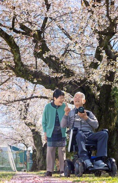 シャッターチャンスをうかがう永田さん㊨と妻・朝子さん。プロポーズは言葉ではなく、ハンカチに「生涯、弟子の道を共に歩こう」と記した誓いだった