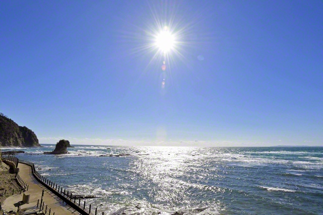 日蓮大聖人御聖誕の地である、現在の千葉・鴨川市から大海原を望む。赫々と輝く太陽のように、大聖人の仏法が人類を照らす時代が到来した