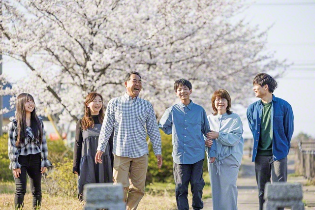 穏やかな家族の時間（右から長男・創太さん、義母・新藤順子さん、次男・誓太さん、吉村さん、妻・希久美さん、長女・凜さん）