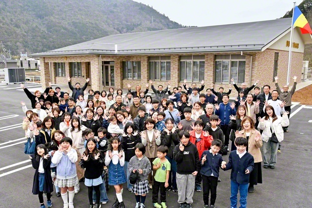 篠山会館の完成を喜ぶ篠山錦州圏の友（3月22日）。同会館は礼拝室や法話室などを備える