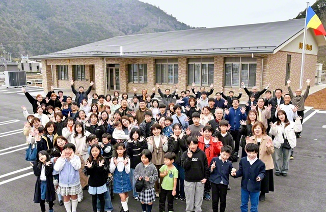 篠山会館の完成を喜ぶ篠山錦州圏の友（3月22日）。同会館は礼拝室や法話室などを備える