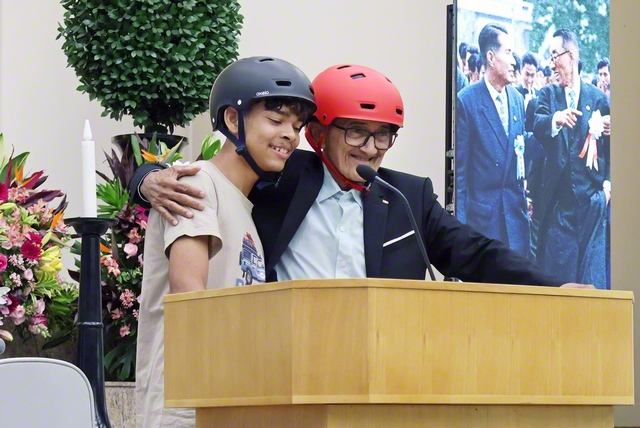 レアルさん㊨とマルロンさんがブラジル総会で仲良く活動体験を披露