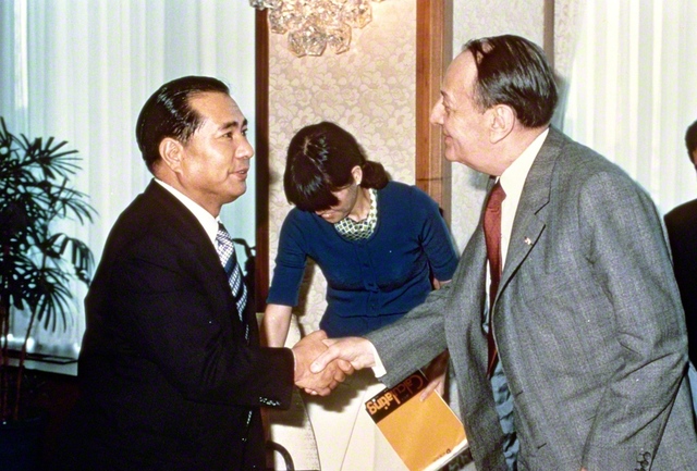 マルロー氏を歓迎する池田大作先生。初の出会いとなったこの日の語らいのテーマは多岐にわたった（1974年5月、東京・信濃町で）。後にフランス文学者の桑原武夫氏は対談を「二人の大実践者の対話」と評した