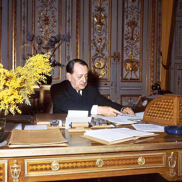 文化大臣として執務を行うマルロー氏（1960年ごろ）©Keystone-France/Getty　Images
