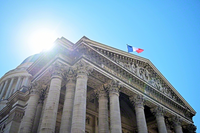 ユゴー、ゾラ、キュリー夫人らフランス史に名を残した英雄たちと共に、マルロー氏が眠るパリのパンテオン。氏の遺骨が納められて今年で30年となる（昨年4月撮影）