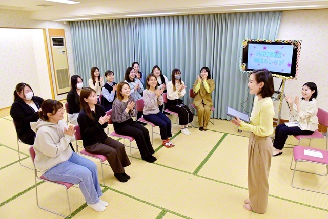 華陽カレッジに集った生野躍進区の友。広布の姉妹の絆も固く成長を約し合った（11日、生野平和会館で）