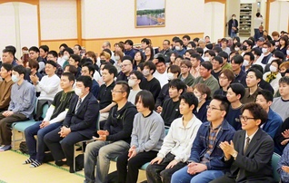 新たに100人のリーダーが誕生した熊本総県男子部の集い。広布拡大への力強い前進を開始した（12日、熊本平和会館で）