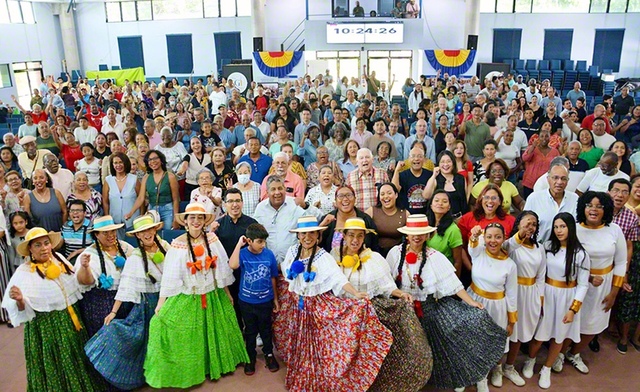 記念会合に集った友が笑顔で記念撮影（パナマ文化会館で）