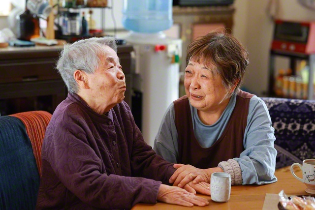 次女・高崎律子さん㊨と。家族のぬくもりに包まれて