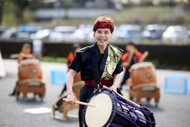 魂の熱演。「太鼓打ってる時がサイコーに楽しい」と渡辺さん。その笑顔が全てを物語る