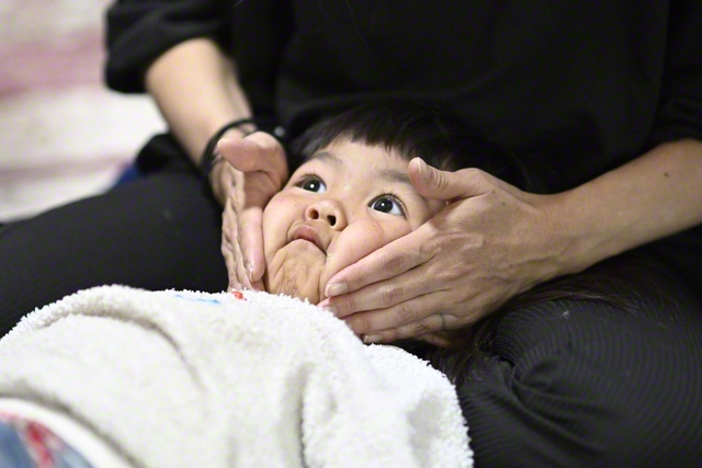 八男・神大君の出産の時、尾崎さんは子宮から胎盤が排出されず、一時は危険な状態になった。「本当に命は奇跡」。わが子がいとおしくてたまらない