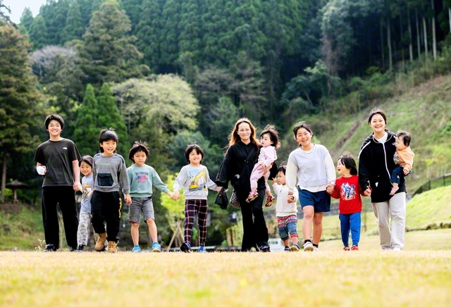 【益城町】尾崎家の毎日はまさに大騒動。やんちゃ盛りの“怪獣”たちが駆け回るなか、母の清美さん（写真㊧から6人目）がどっしりと見守る