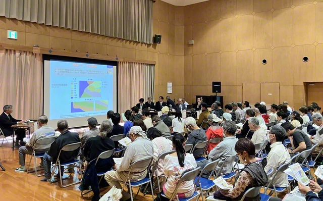 東京都小笠原村の父島で開かれた最終処分場選定に関する住民説明会（3月14日、原子力発電環境整備機構提供）
