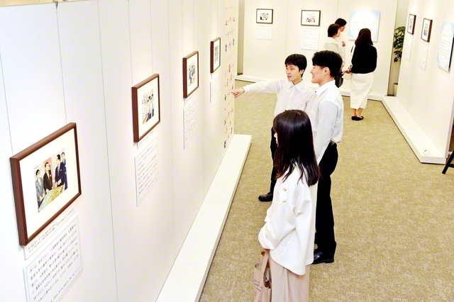 名古屋市の中部文化センターで開幕した名場面展。来場者が足を止め、笑顔で語らう