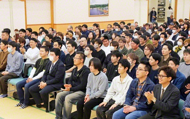 新たに100人のリーダーが誕生した熊本総県男子部の集い。広布拡大への力強い前進を開始した（12日、熊本平和会館で）