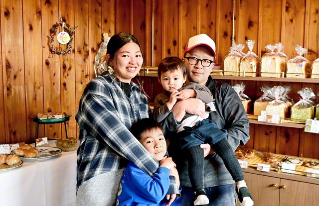 【静岡県　自由なパン屋　わらっく】日々、祈りで心を合わせ挑戦を続ける五十嵐さん（後列右）と妻・久美子さん（同左）