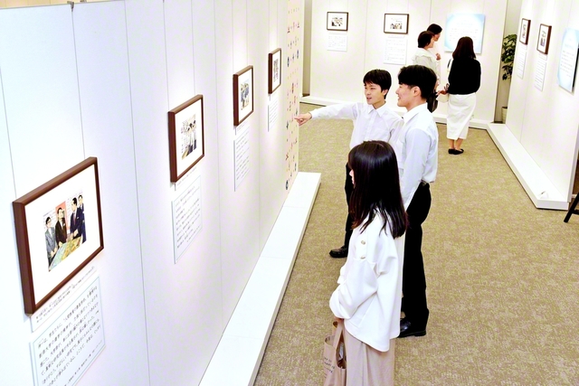 名古屋市の中部文化センターで開幕した名場面展。来場者が足を止め、笑顔で語らう