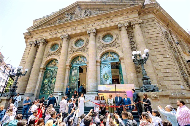 メキシコ市議会議事堂で開催された「核兵器なき世界への連帯」展のオープニング（2025年5月）