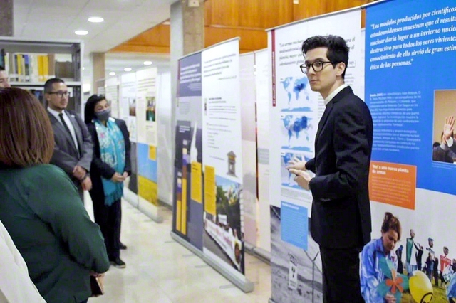 青年部の代表が“連帯展”の案内を行う（22年12月、ミチョアカン大学院大学で）