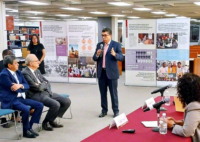 メキシコ大学院大学で行われた“連帯展”の開幕式で、IPPNW（核戦争防止国際医師会議）のヤンス・フロモウ氏があいさつ（24年8月）