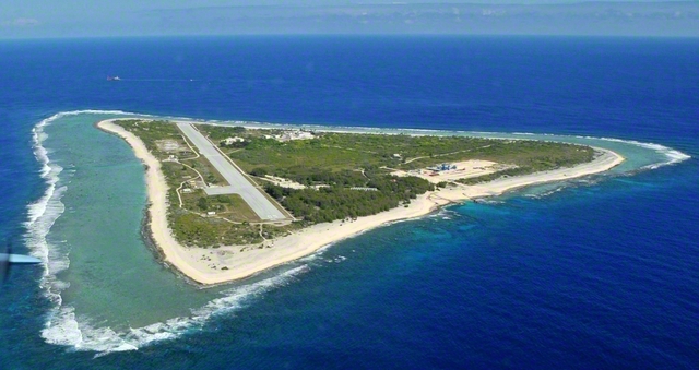 上空から見た日本最東端の島・南鳥島（2012年11月撮影）