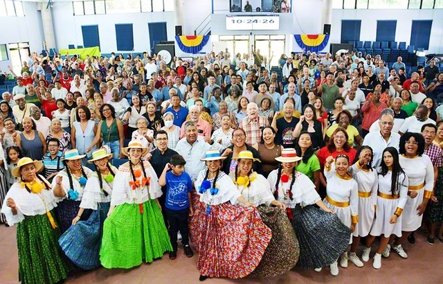 記念会合に集った友が笑顔で記念撮影（パナマ文化会館で）