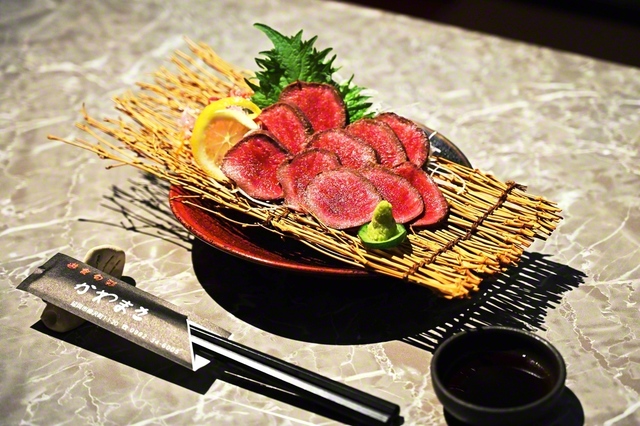 ジビエ料理の鹿肉のたたき。やわらかい食感と濃厚なうまみが大人気